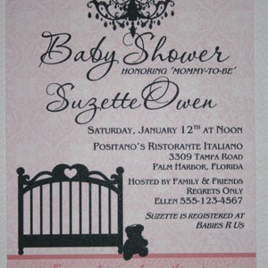 Peut inclure: Invitation de baby shower avec un fond rose et un lustre noir d&eacute;coratif. L'invitation comprend le texte "Baby Shower" et le nom "Suzette Owen". Un berceau et un ours en peluche sont &eacute;galement pr&eacute;sents.