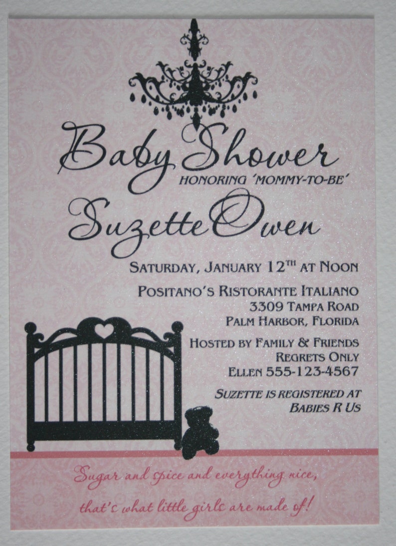 Peut inclure: Invitation de baby shower avec un fond rose et un lustre noir d&eacute;coratif. L'invitation comprend le texte "Baby Shower" et le nom "Suzette Owen". Un berceau et un ours en peluche sont &eacute;galement pr&eacute;sents.