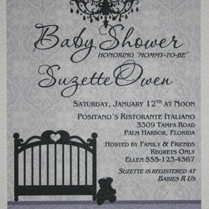 Peut inclure: Invitation de baby shower avec un lustre d&eacute;coratif, un berceau et une silhouette d'ours en peluche. L'invitation est pour Suzette Owen, organis&eacute;e par la famille et les amis. Le texte comprend la date, l'heure et le lieu.