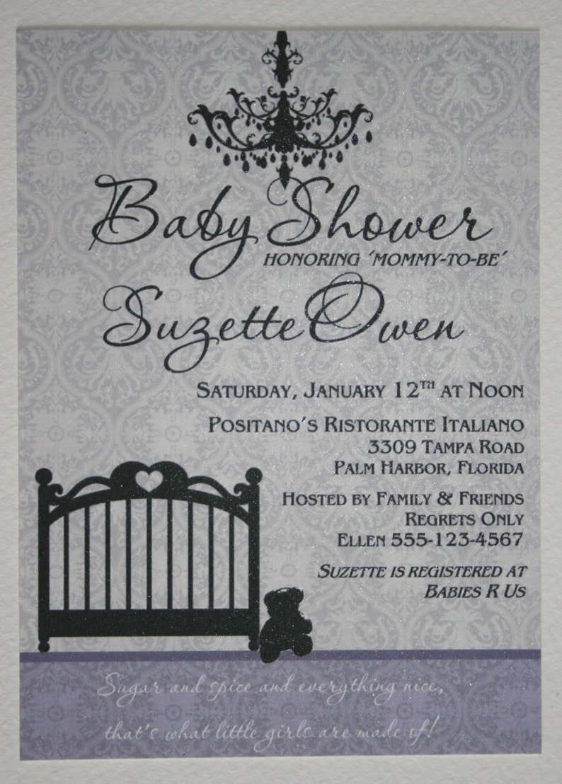 Peut inclure: Invitation de baby shower avec un lustre d&eacute;coratif, un berceau et une silhouette d'ours en peluche. L'invitation est pour Suzette Owen, organis&eacute;e par la famille et les amis. Le texte comprend la date, l'heure et le lieu.