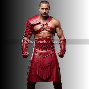 Peut inclure: Ensemble d'armure en cuir rouge comprenant une épaulière, un harnais de poitrine, une ceinture et une jupe à franges. L'ensemble comprend des manchettes et est fixé avec des boucles et des rivets. Le texte "The Leather Beast" est visible.