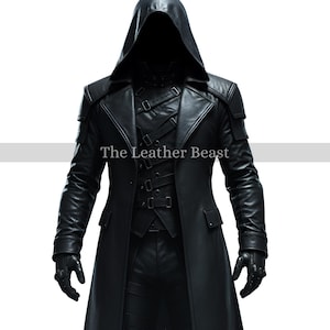 Puede incluir: Abrigo largo de cuero negro con capucha, múltiples correas y un diseño largo. El abrigo tiene un ajuste a medida, detalles en los hombros y guantes. El texto "The Leather Beast" es visible en el abrigo.