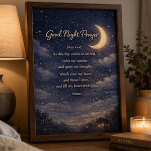 Op de afbeelding: Een ingelijste kunstdruk met een nachtelijke hemel met een maansikkel, sterren en wolken boven een klein huis. De tekst luidt: Good Night Prayer, Dear God, As this day comes to an end, calm my worries and quiet my thoughts. Watch over my home and those I love, and fill my heart with peace. Amen.