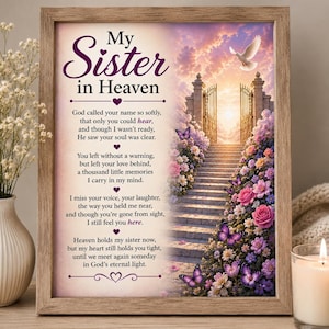 Puede incluir: Una lámina de arte enmarcada con el texto My Sister in Heaven, un poema y una ilustración de una escalera de piedra que conduce a puertas doradas bajo un cielo al atardecer con una paloma blanca, mariposas moradas y flores rosas y moradas.