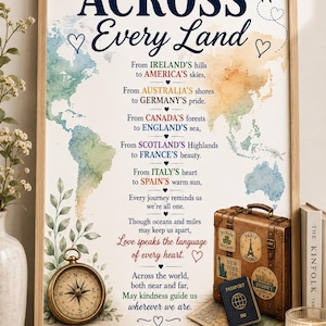 Puede incluir: Una lámina decorativa enmarcada con un fondo de mapa mundial en acuarela y el texto Across Every Land. El diseño incluye una brújula de latón vintage, una maleta de cuero marrón con pegatinas de viaje y un pasaporte azul oscuro sobre un mapa.