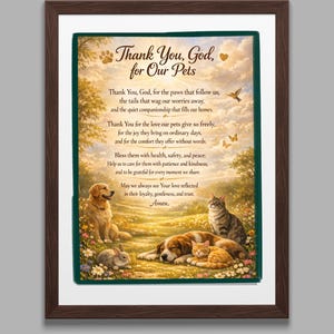 Puede incluir: Obra de arte enmarcada con el texto "Thank You, God, for Our Pets". La imagen representa una escena serena al aire libre con un golden retriever, un gato, un conejo y un perro. La obra está en un marco marrón.