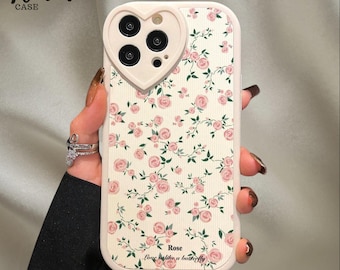 Capa para iPhone com estampa floral em formato de coração, feita em TPU com textura de couro, resistente a impactos, com design delicado e estético, ideal para presentear.