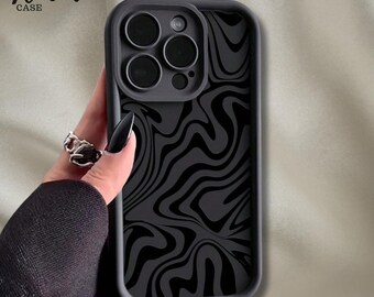 Capa de celular preta com estampa abstrata de ondas, fosca e texturizada, à prova de choque, ideal para presentear.