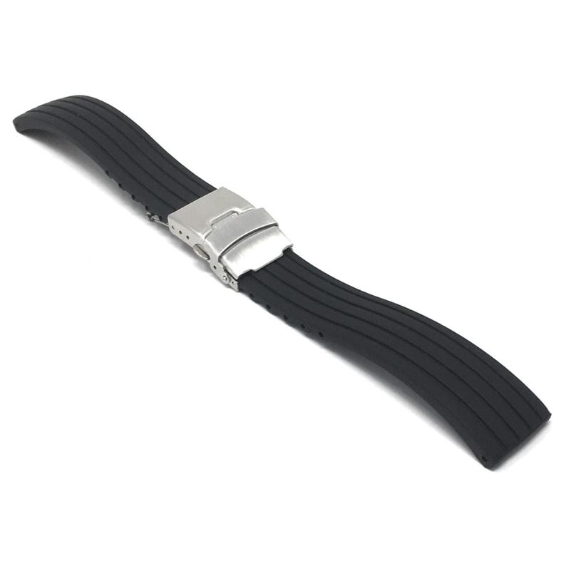 Puede incluir: Una correa de reloj negra con textura acanalada y cierre plateado. La correa est&aacute; hecha de un material flexible y est&aacute; dise&ntilde;ada para adaptarse a un reloj. El cierre es de tipo plegable.