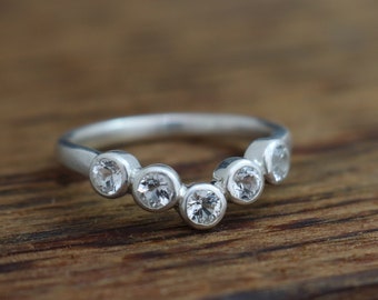 Sterling Silber WeißTopas Fünf Stein Ring, Stapelband, Tiara Ring, Hochzeitsband, Schatten kontur Band, April Geburtsstein, versandfertig