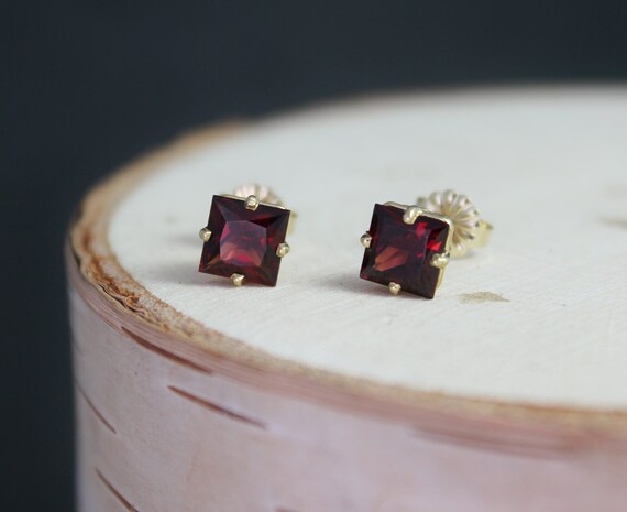 Gold stud flower earrings 14k with garnet January birthstone flower gold earrings. solid gold stud earrings