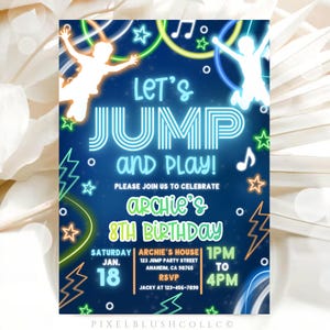 Puede incluir: Una invitación de cumpleaños con un fondo azul oscuro y acentos verde neón y naranja. El texto dice "Let's Jump and Play!" y anuncia el octavo cumpleaños de Archie. Incluye fecha, hora e información de RSVP.