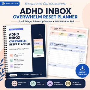 Könnte beinhalten: Ein spiralgebundener ADHD Inbox Overwhelm Reset Planer mit dunkelblauem Einband und weißem Text. Der Planer enthält Seiten für E-Mail-Triage und Nachverfolgung mit Abschnitten für Aktion, Warten, Delegieren und Archivieren in den Formaten A4 und US Letter.