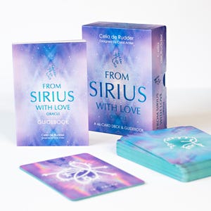 Può includere: Un mazzo di carte oracolo e una guida intitolata "From Sirius With Love". Le carte e le scatole presentano un design celeste viola e blu con testo turchese. Il mazzo include un mazzo di 44 carte e una guida.