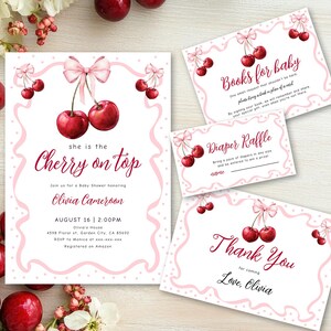 Puede incluir: Invitación y tarjetas para baby shower con temática de cerezas. La invitación dice "she is the Cherry on top" con los detalles del evento. Tarjetas adicionales con los textos "Books for baby", "Diaper Raffle" y "Thank You".