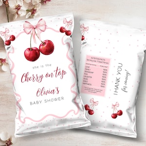 Może przedstawiać: Dwie białe torby na upominki na baby shower z motywem wiśni. Jedna torba zawiera różową kokardę i wiśnie z napisem "she is the Cherry on top Olivia's BABY SHOWER". Druga torba ma etykietę z informacjami o wartości odżywczej i napisem "THANK YOU for coming!"