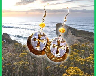 Pendientes de cruz de metal mixto: pendientes de estaño reciclado de oro y plata con dijes