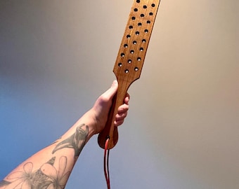 La paleta Punisher Blister "Hecha a mano por iconos pervertidos" paleta de madera para azotes, agujeros para ampollas Juguete BDSM de impacto 50 cm de largo para azotes sádicos