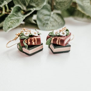 Orecchini pendenti Book Worm: argilla polimerica fatta a mano, accenti floreali