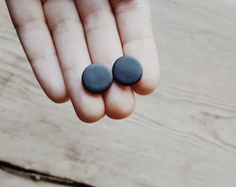 Orecchini a bottone neri opachi: argilla polimerica, unisex