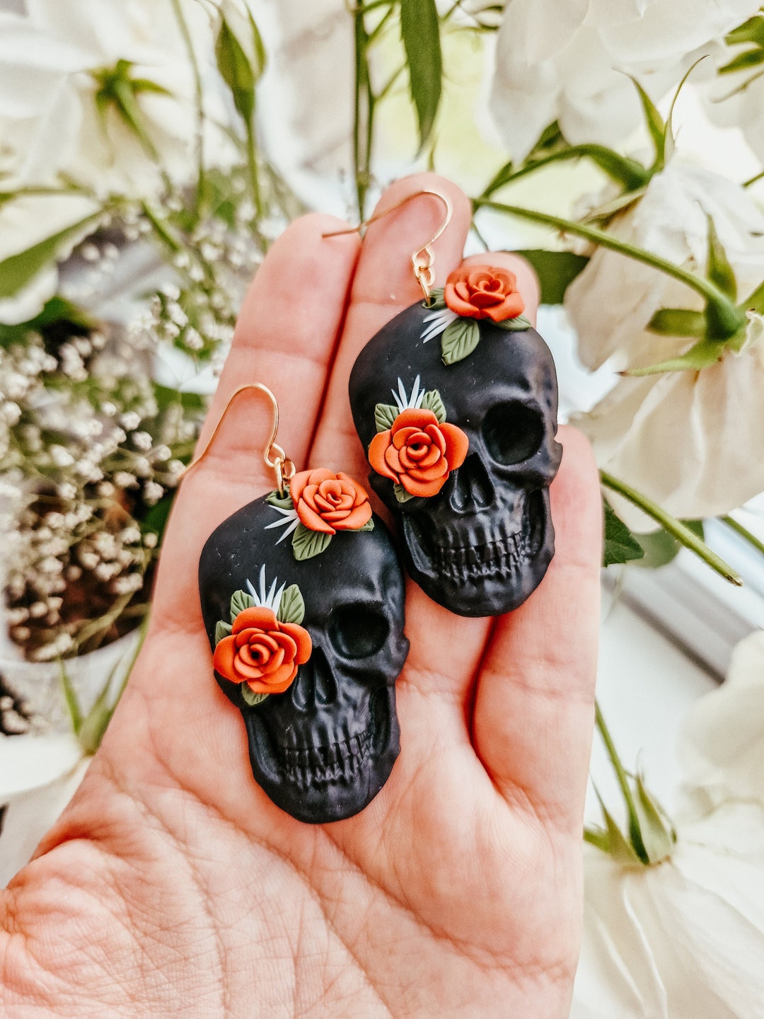 ガボール　Med Skull Earring Handmade Polymer Clay Skull Earrings: Gothic Floral Halloween