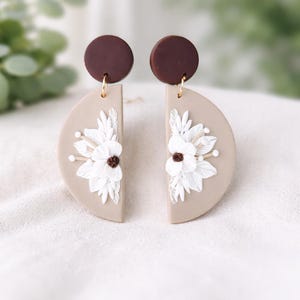 Handgemachte florale Ohrringe aus Polymer Clay, neutrale Statement Ohrringe, botanischer moderner Schmuck