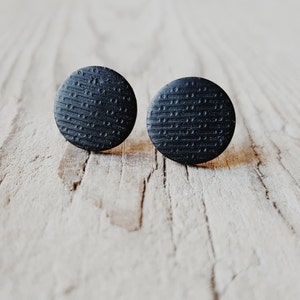 Schwarze matt texturierte Ohrstecker: Polymer Ton, Nickel Frei