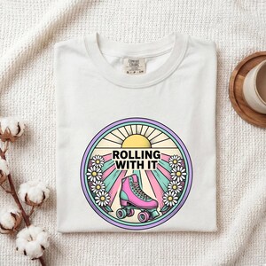 Camiseta de patines en línea, regalo deportivo para mujer, camiseta vintage, camiseta de patines en línea, camiseta retro para atletas entusiastas, estampado de patinaje dibujado a mano.