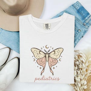 蛾のイラスト入りシャツ、小児科、占星術ギフト、女性用ボヘミアンTシャツ、虫Tシャツ、子供用ファン、部族風Tシャツ、星座グラフィック、レトロ三日月Tシャツ