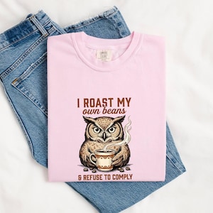 Camiseta Caneca de Café Coruja, Presente para Amantes de Café, Camiseta Rústica Feminina, Camiseta Caneca de Café, Camiseta Vintage com Estampa de Animais Selvagens e Grãos de Café.