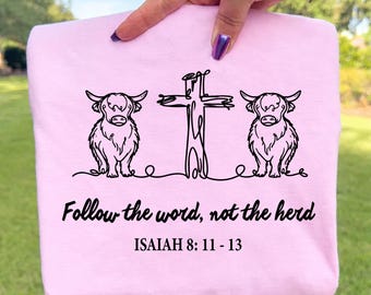 Vaca de las Tierras Altas: Sigue la Palabra, no al rebaño (PNG), Diseño de camiseta de cuello redondo con versículo bíblico de la granja, Pascua cristiana occidental retro (PNG)