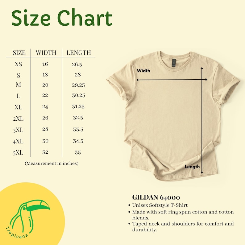 Op de afbeelding: Een beige Gildan 64000 Unisex Softstyle T-Shirt met een maattabel. De tabel toont maten XS tot 5XL, met breedtematen van 40,6 tot 81,3 cm en lengtes van 67,3 tot 88,9 cm. Het shirt is gemaakt van zacht ringgesponnen katoen en katoenmixen.