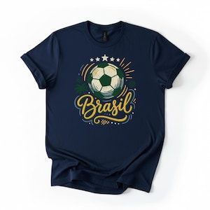 Op de afbeelding: Marineblauw T-shirt met een voetbalontwerp en het woord "Brasil". De voetbal is groen en wit, met gele accenten en sterren erboven. Een stijlvol t-shirt voor voetbalfans.