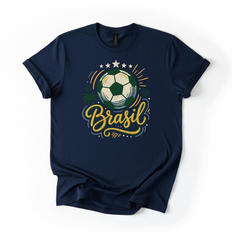 Op de afbeelding: Marineblauw T-shirt met een voetbalontwerp en het woord "Brasil". De voetbal is groen en wit, met gele accenten en sterren erboven. Een stijlvol t-shirt voor voetbalfans.