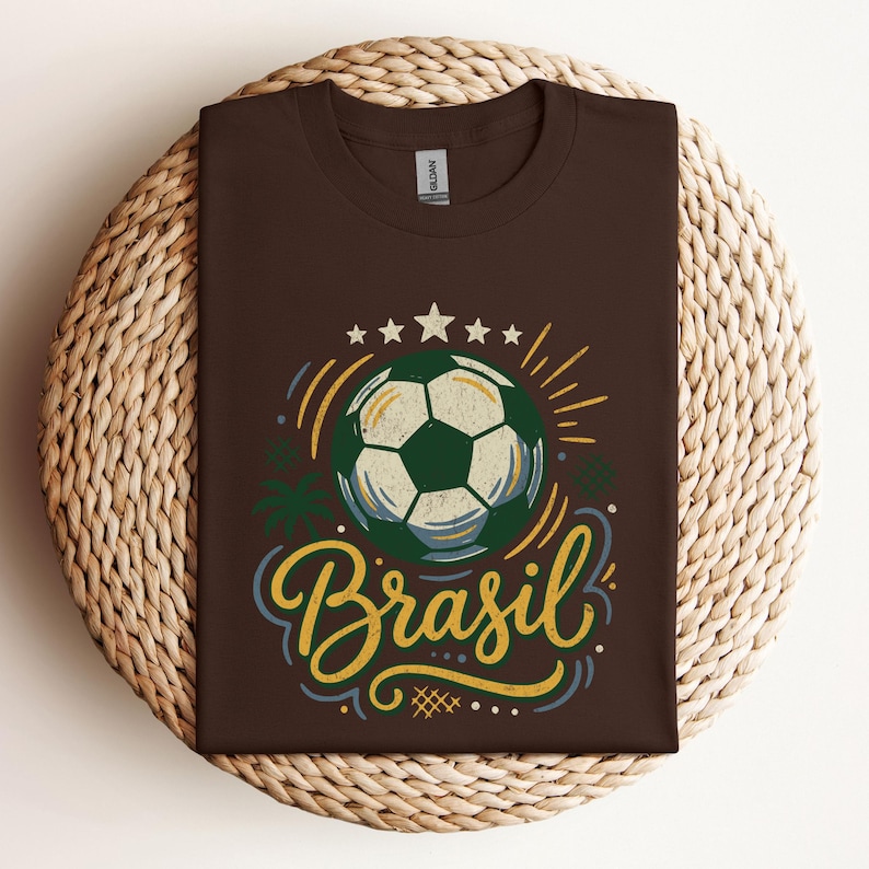 Op de afbeelding: Een witte keramische mok met een zwart handvat en de tekst "But First, Coffee" in handschriftstijl. De mok staat op een wit oppervlak. De mok is ongeveer 10 cm hoog.