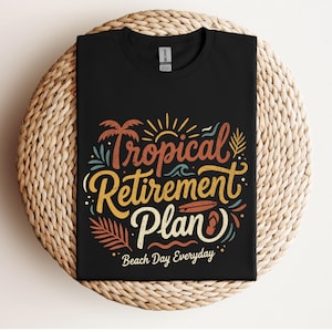 Könnte beinhalten: Schwarzes T-Shirt mit einem farbenfrohen Aufdruck, der "Tropical Retirement Plan" mit Palmen, einer Sonne und anderen Elementen zum Thema Strand zeigt. Der Text "Beach Day Everyday" ist ebenfalls enthalten.