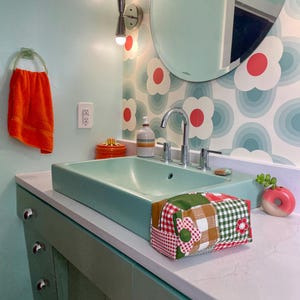 Kosmetyczka z recyklingowanego, zabytkowego obrusu, kosmetyczka – imitacja kwiatów z lat 70.
