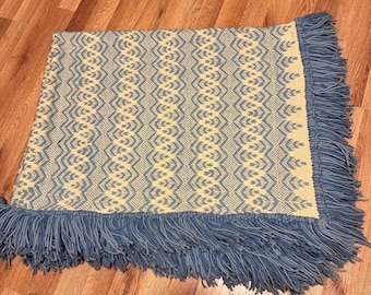 Vintage 50er Jahre Hand gewebte Garn Decke Blau und Weiß mit Fransen 60x42