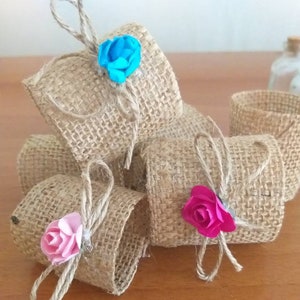 Set da 50 set di tovaglioli di tela naturale, anello rustico di nozze di tela, decorazioni da tavola bohémien, accessori per tovaglioli di rosa, regalo di fiori di nozze in fattoria