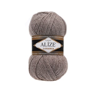 Op de afbeelding: Een bol bruin garen met het label "Alize Lanagold" met de woorden "Classic" en "Enjoy the comfort of wool blends" op het label.