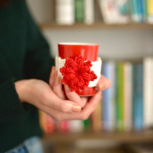 HÄKELBLÜTEN-TASSENHÜLLE, Serviettenhalter, handgemachter Kaffeewärmer, Strickbecherhülle, Geschenkidee mit Blumenmuster, gehäkelte Untersetzer, Tassenwärmer, Geschenk
