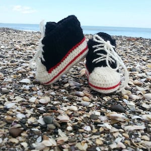 SCHWARZ GEHÄKELTE BABYSchuhe - Unikat Booties, Familien baby converse , Neugeborenen Geschenk - Baby Junge, Baby Mädchen - Baby Shower Geschenk , Sommerfarben