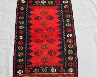 幾何学模様の赤いヴィンテージ トライバル キリム ラグ - Rug & Kilim