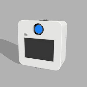 Op de afbeelding: Een witte, vierkante fotohokje-behuizing met een opvallende ronde blauwe lensopening in het midden bovenaan en een groot, rechthoekig zwart scherm dat zich daaronder op het voorpaneel van het apparaat bevindt.