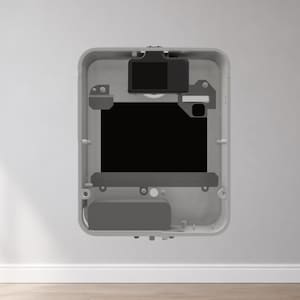 Puede incluir: Un dispositivo rectangular gris con una pantalla negra y varios componentes internos. El dispositivo est&aacute; montado en una pared blanca. Parece ser un panel de control para el hogar inteligente.