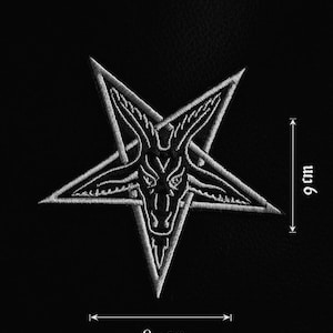 Op de afbeelding: Een wit geborduurde patch met een pentagram met een geitachtig hoofd erin. De patch is 8,5 cm breed en 9 cm hoog. Het ontwerp staat op een zwarte achtergrond.