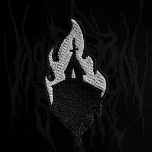 Può includere: Toppa ricamata in bianco e nero con un design a fiamma stilizzata con la silhouette di un edificio e una croce. La toppa è posta su uno sfondo nero strutturato.