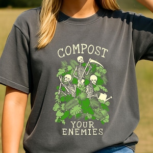 Camiseta "Composta a tus enemigos" / Camiseta de esqueleto gótico para jardinería
