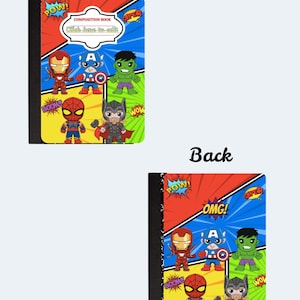 Op de afbeelding: Compositieboek met stripboekachtige graphics van superhelden. De voorkant heeft de tekst "Front", "Pow!", "Boom!", "Super" en "Click here to edit". De achterkant heeft de tekst "Back", "Pow!", "Boom!", "OMG!" en "Wow!".