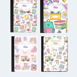 Puede incluir: Cuatro cuadernos de composición con diseños coloridos y caprichosos. Cada cuaderno presenta un patrón único de ilustraciones escolares, incluyendo lápices, lazos y arcoíris. El nombre "Mia" está impreso en cada portada.
